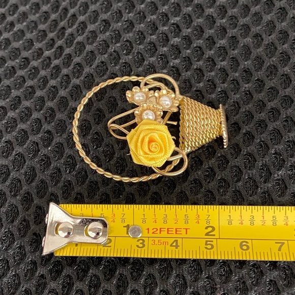 Gold Tone Yellow Rose Faux Pearl Basket Pin Brooch Unisex - Picture 6 of 8